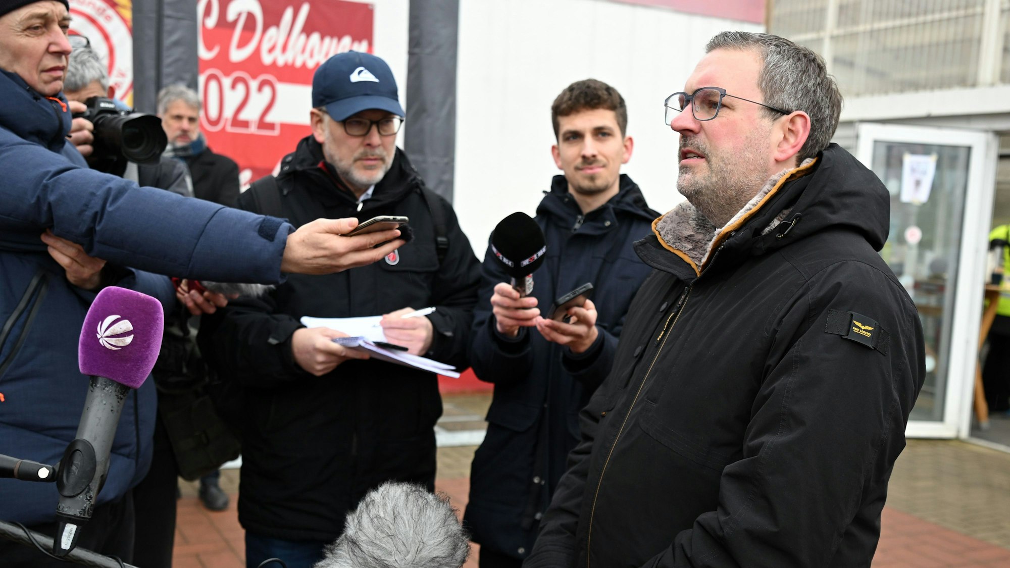 Erik Lierenfeld (r, SPD), Bürgermeister von Dormagen, gibt ein Statement gegenüber den Medien ab. Nach dem gewaltsamen Tod des 14-jährigen Yosef in Dormagen ist ein Kind tatverdächtig.