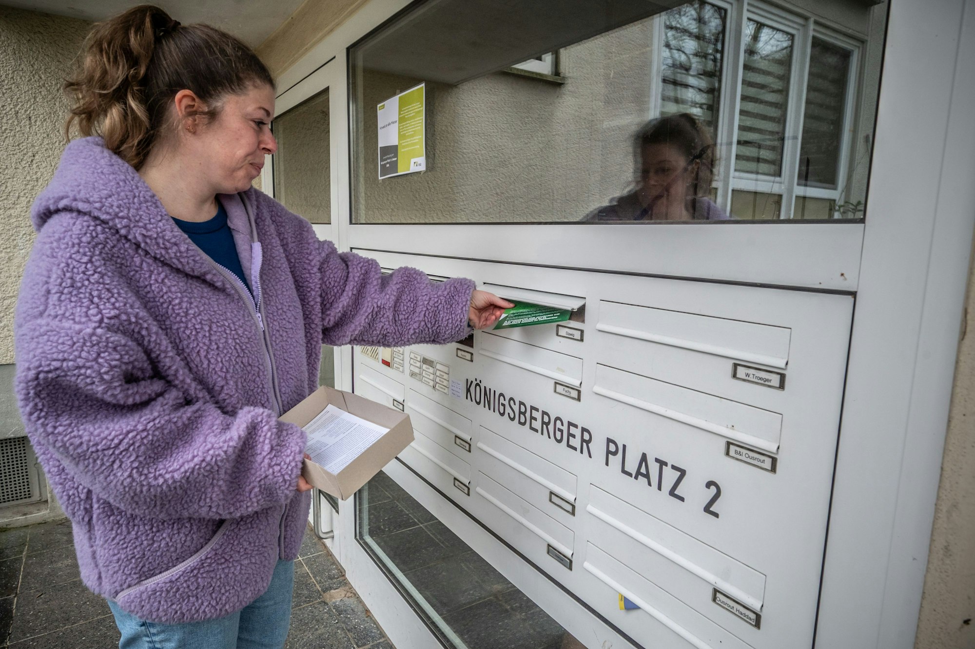 Jacqueline Blum verteilt Flugblätter der Parents for Future. Die Sternhäuser in Rheindorf am Königsberger Platz sind dem Abbruch geweiht, wenn es nach der WGL geht. Bild: Ralf Krieger