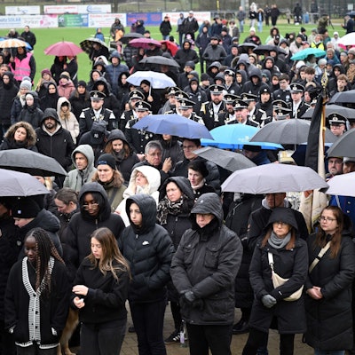 Hunderte Menschen nehmen an der Trauerfeier auf dem Sportplatz des SV Delhoven in Dormagen statt. Der 14-jährige Yosef wurde getötet.