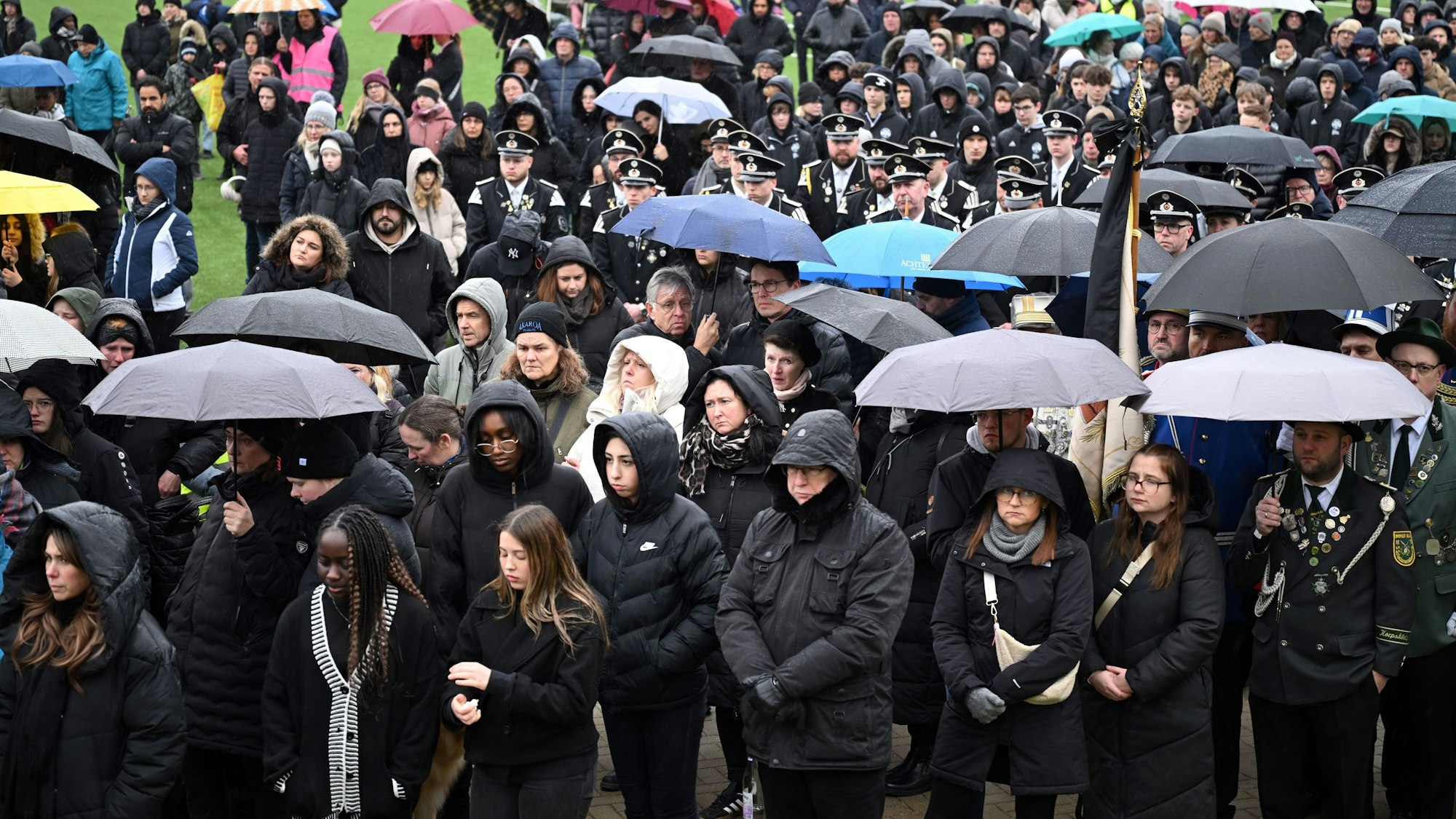 Zahlreiche Einwohner nahmen an der Trauerfeier teil. Nach dem gewaltsamen Tod des 14-jährigen Yosef in Dormagen zwischen Köln und Düsseldorf ist ein Kind tatverdächtig. (Archivbild)