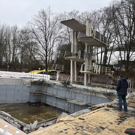 Auf dem Bild ist das Sprungbecken des Freibades zu sehen.