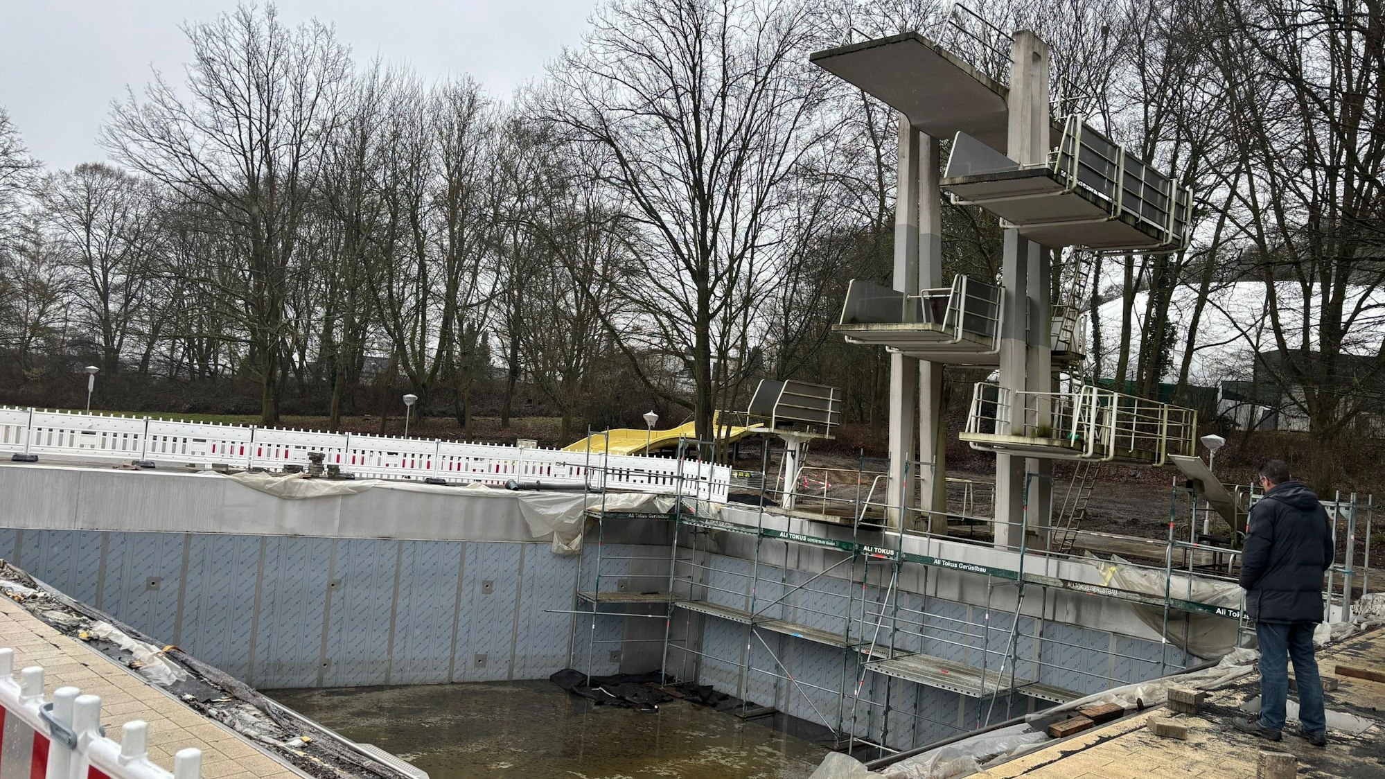 Auf dem Bild ist ein Sprungturm zu sehen.