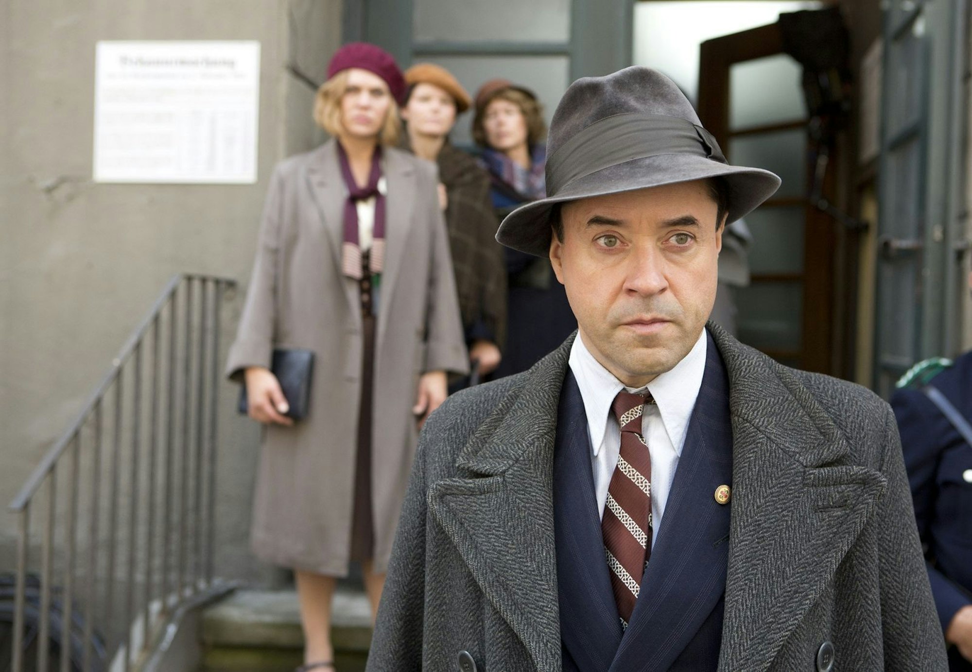 Albert Goldmann (Jan Josef Liefers), der für die SPD im Reichstag sitzt, schmuggelt gefährliche Fracht ins zunehmend nach rechts driftende Deutschland. (Bild: ZDF/ARD Degeto/UFA Filmproduktion/F.)