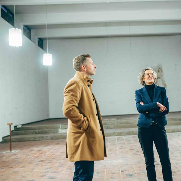 Zu sehen sind Kreisbaudirektor Dr. Andreas Koch, Ministerin Ina Scharrenbach und Landrat Frank Rock (v.l.) bei der gemeinsamen Begehung der ehemaligen Klosterkapelle Mater Salvatoris, die künftig als Veranstaltungsraum genutzt werden soll.