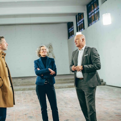 Zu sehen sind Kreisbaudirektor Dr. Andreas Koch, Ministerin Ina Scharrenbach und Landrat Frank Rock (v.l.) bei der gemeinsamen Begehung der ehemaligen Klosterkapelle Mater Salvatoris, die künftig als Veranstaltungsraum genutzt werden soll.