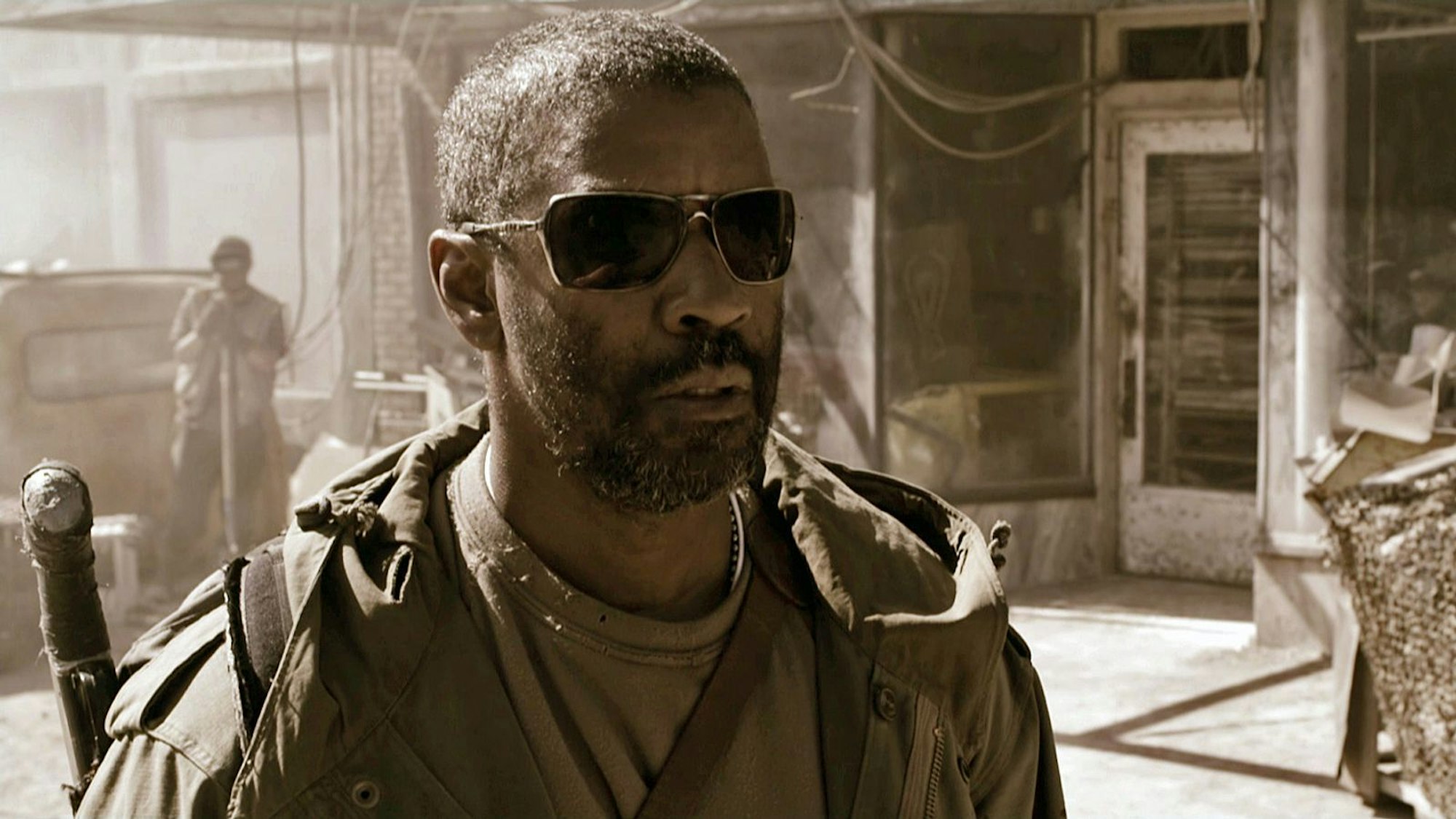 Eli (Denzel Washington) ist ein einsamer Wanderer nach der Apokalypse. (Bild: RTLZWEI)