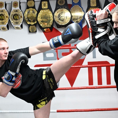 Der Trainer und sein Schützling beim Training.