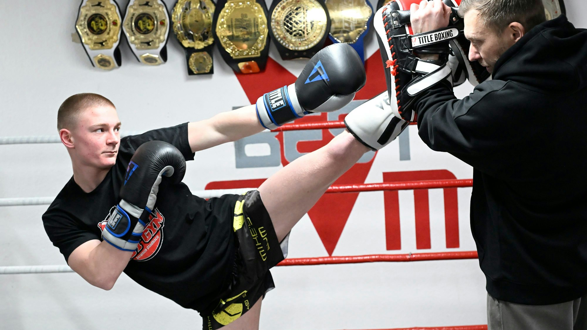 Der Trainer und sein Schützling beim Training.