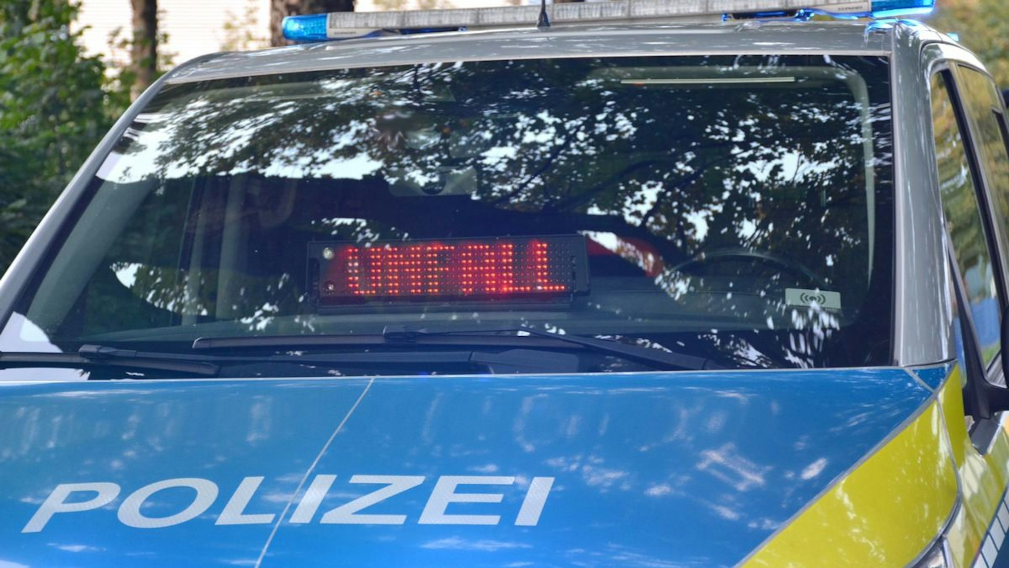 Ein Motorrad und ein Auto sind auf einer Kreuzung zusammengestoßen.