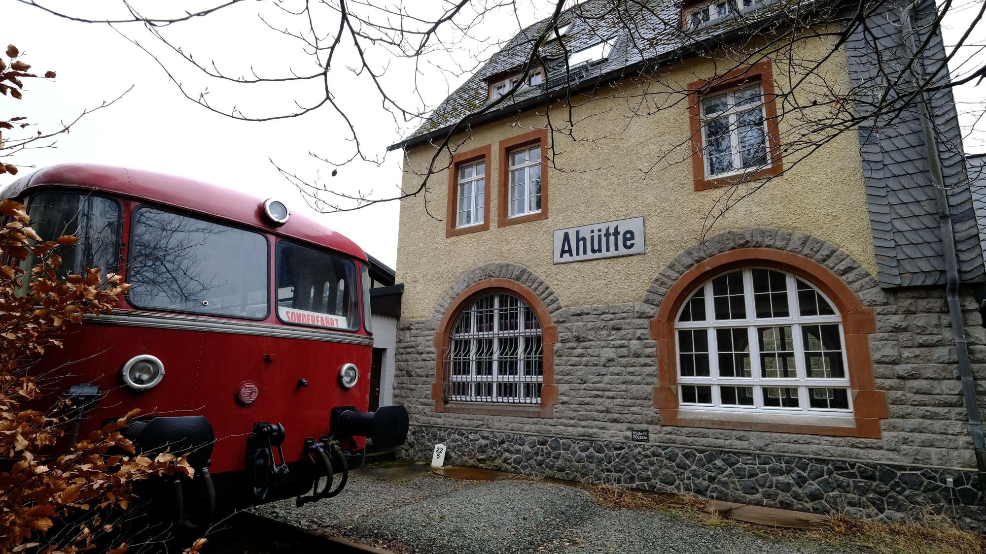 Museumsbahnhof Ahütte: Außenansicht mit rotem Schienenbus.