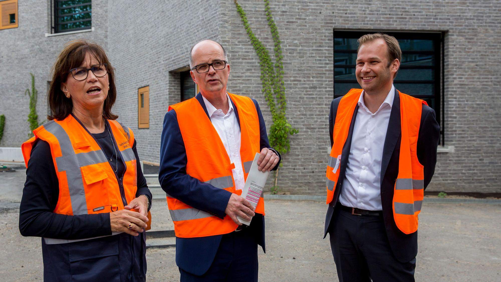 Robert Voigtsberger (von rechts) und Markus Greitemann mit der damaligen Chefin der Gebäudewirtschaft Petra Rinnenburger bei einer Begehung der Bildungslandschaft Altstadt-Nord.