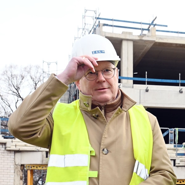 Kölns Oberbürgermeister Torsten Burmester mit Bauhelm und Warnweste auf der Baustelle des neuen Kölner Radstadions