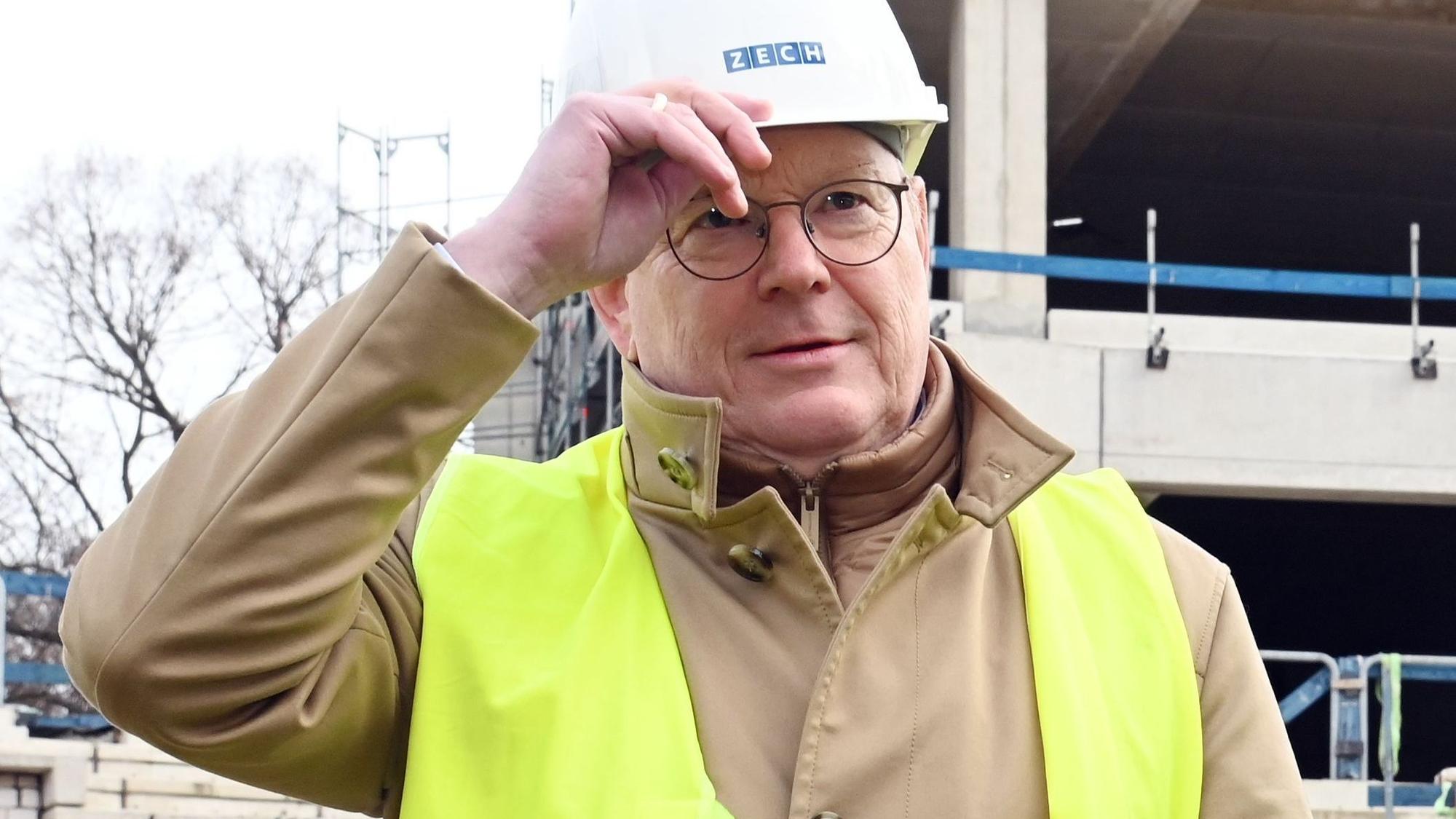 Kölns Oberbürgermeister Torsten Burmester mit Bauhelm und Warnweste auf der Baustelle des neuen Kölner Radstadions