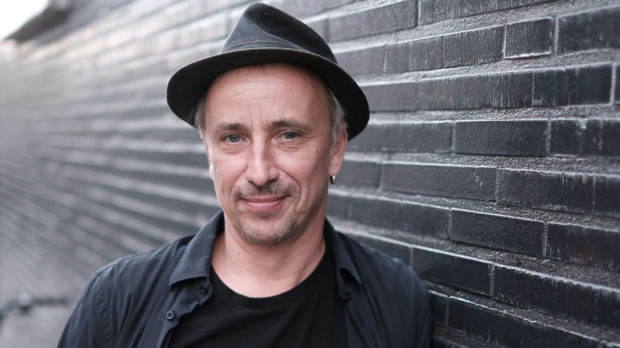 Der Kölner Musiker Stefan Knittler hat die „Loss mer singe“-Hymne geschrieben.