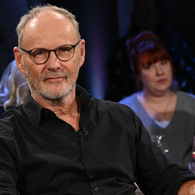 In der „NDR Talk Show“ spricht Reinhold Beckmann über den Verlust seiner Wohnung. (Bild: NDR/Uwe Ernst)