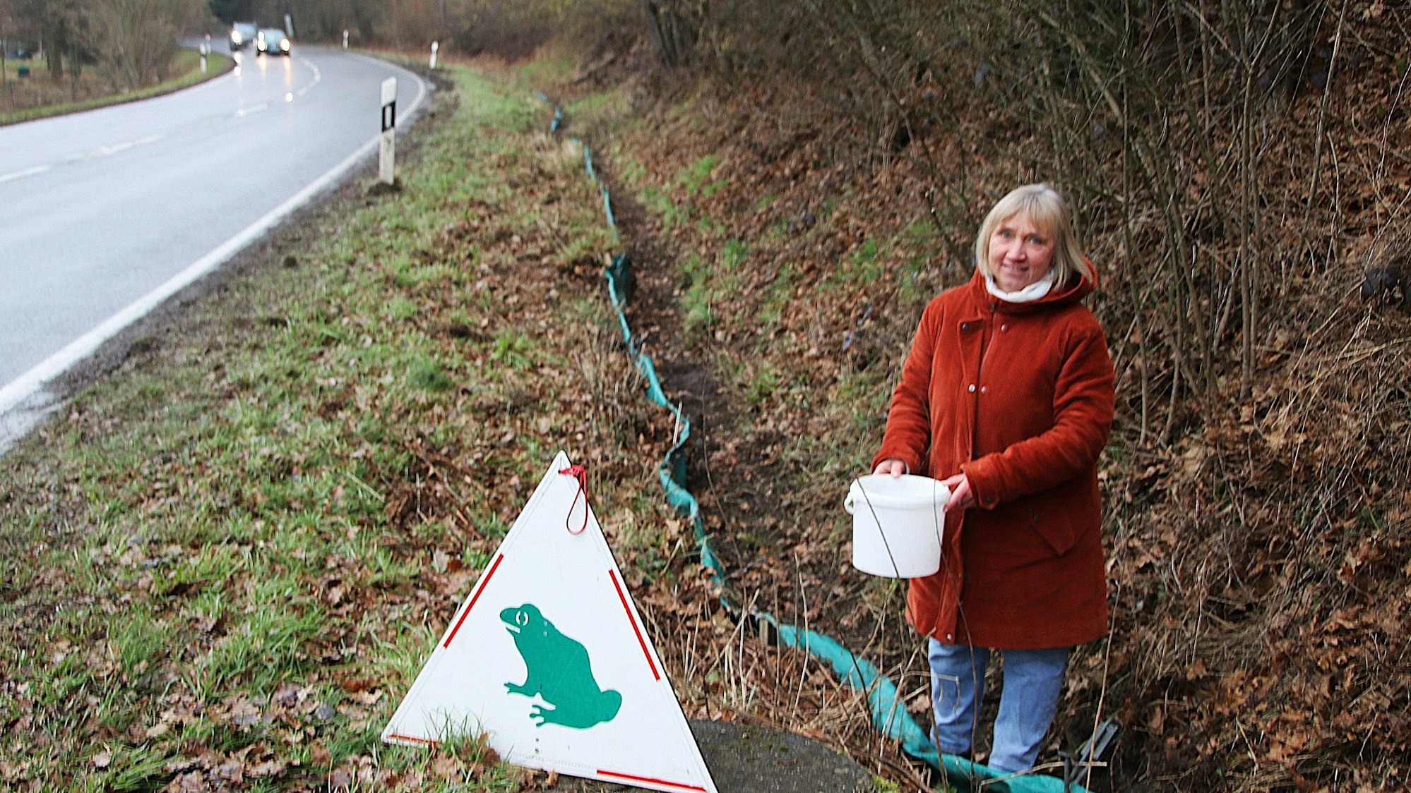 Zum Helferteam in Quabach gehört Susanne Freese. Der Zaun ist errichtet, die Ehrenamtler warten nun auf den Start der Amphibienwanderung.