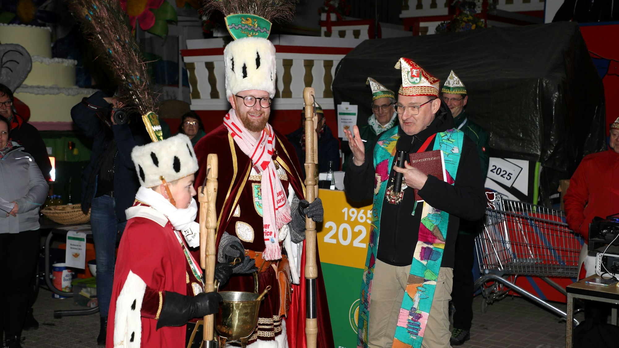 Bauer Maurice und Kinderbauer Ben tragen den Weihwasserkessel.
