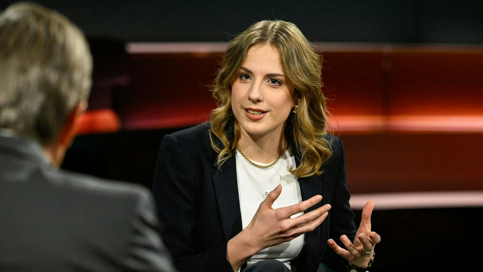 CDU-Politikerin Wiebke Winter gab am Donnerstagabend zu, dass die Streichung von Zahnarztleistungen keine gute Idee wäre. (Bild: ZDF / Markus Hertrich)