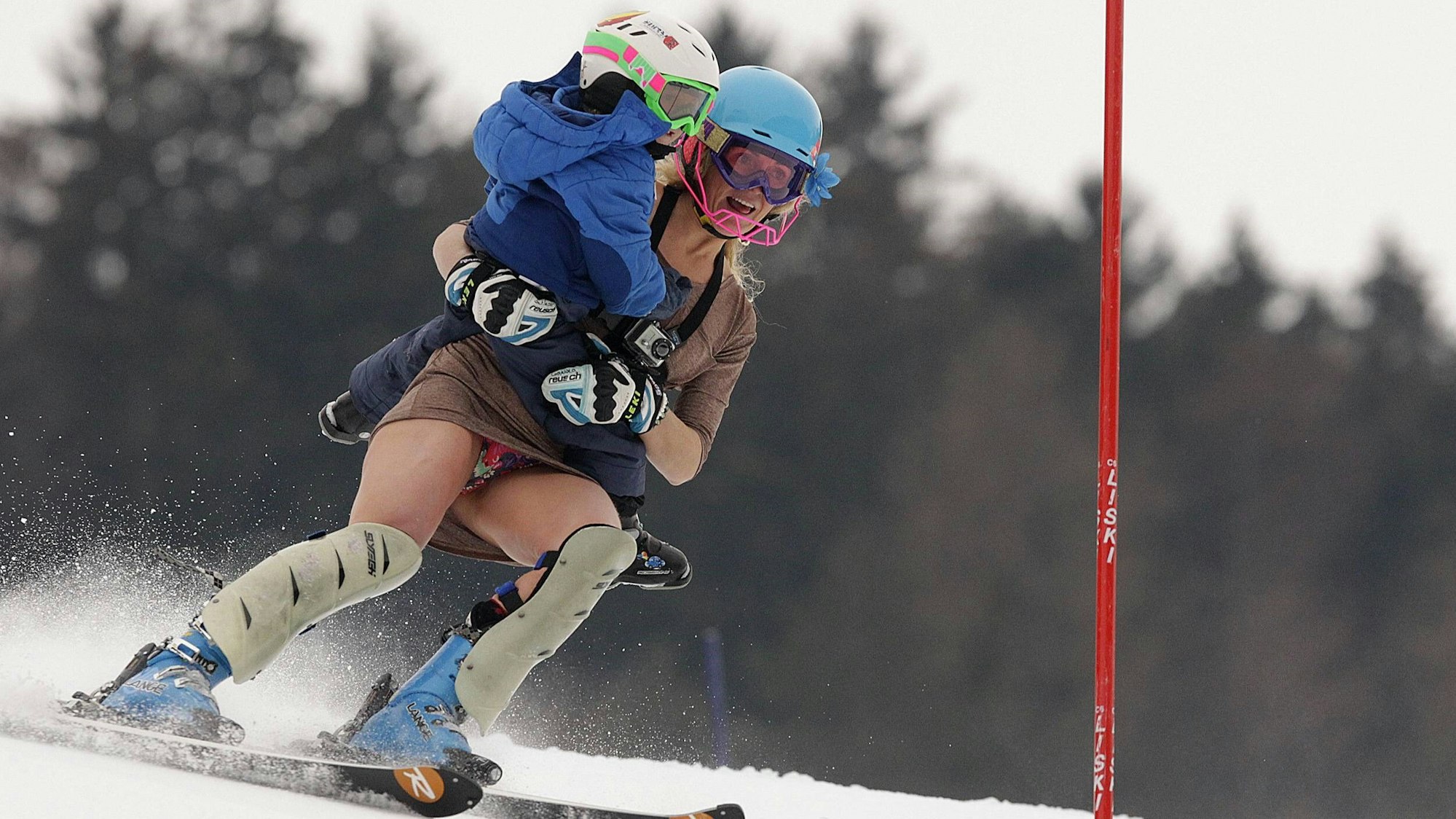 Mit ihrem Sohn auf dem Arm tritt Sarah Schleper beim Slalom-Weltcup im Ski Alpin an.