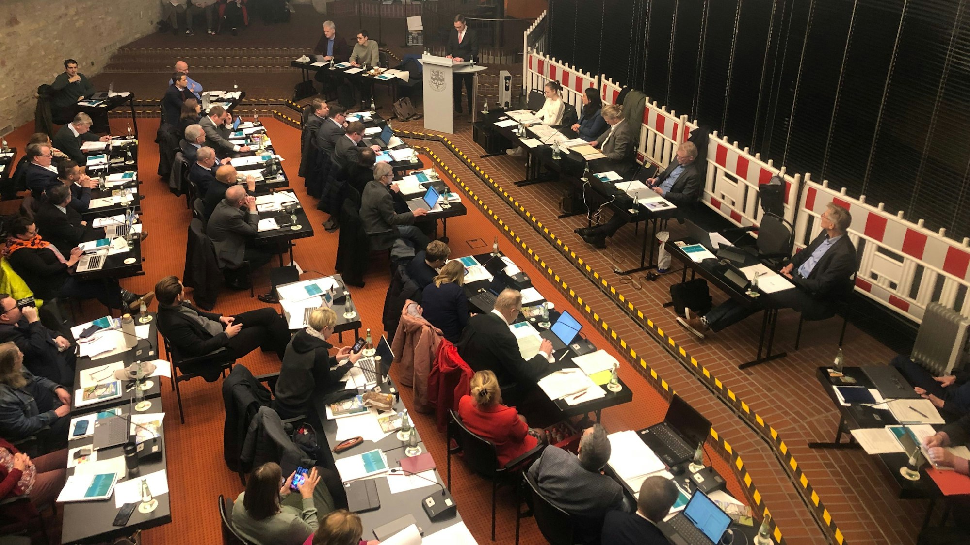 Blick in eine Ratssitzung im Ratssaal Bensberg.