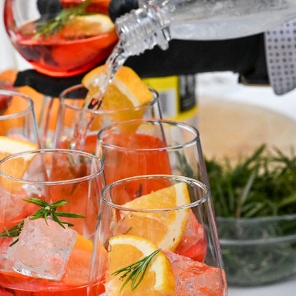ARCHIV - 10.07.2025, Berlin: An einer Bar werden alkoholfreie Cocktails von "Fine Spritz" angeboten. Foto: Jens Kalaene/dpa +++ dpa-Bildfunk +++