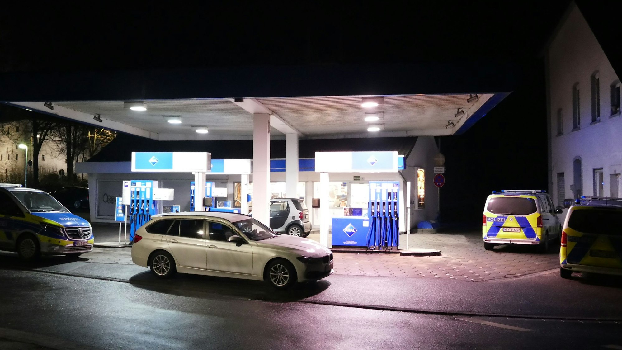 Vor einer Tankstelle in Much stehen Einsatzfahrzeuge der Polizei.