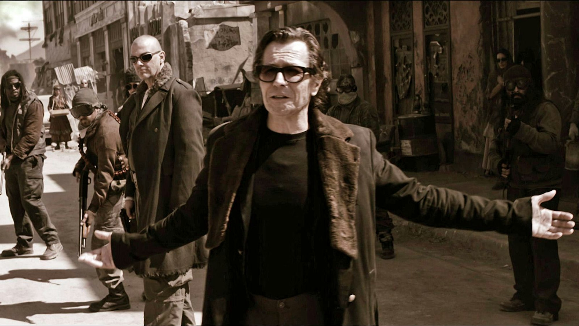 In einer zerfallenen Stadt, in der das Gesetz des Stärkeren herrscht, trifft Eli auf den despotischen Carnegie (Gary Oldman). (Bild: RTLZWEI)