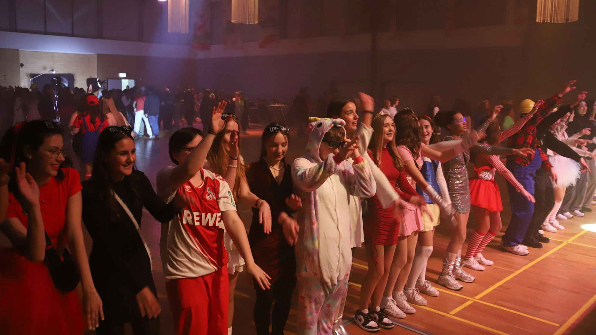 In der Halle Meiersheide feierten mehr als 800 Jugendliche Weiberfastnachtsparty.