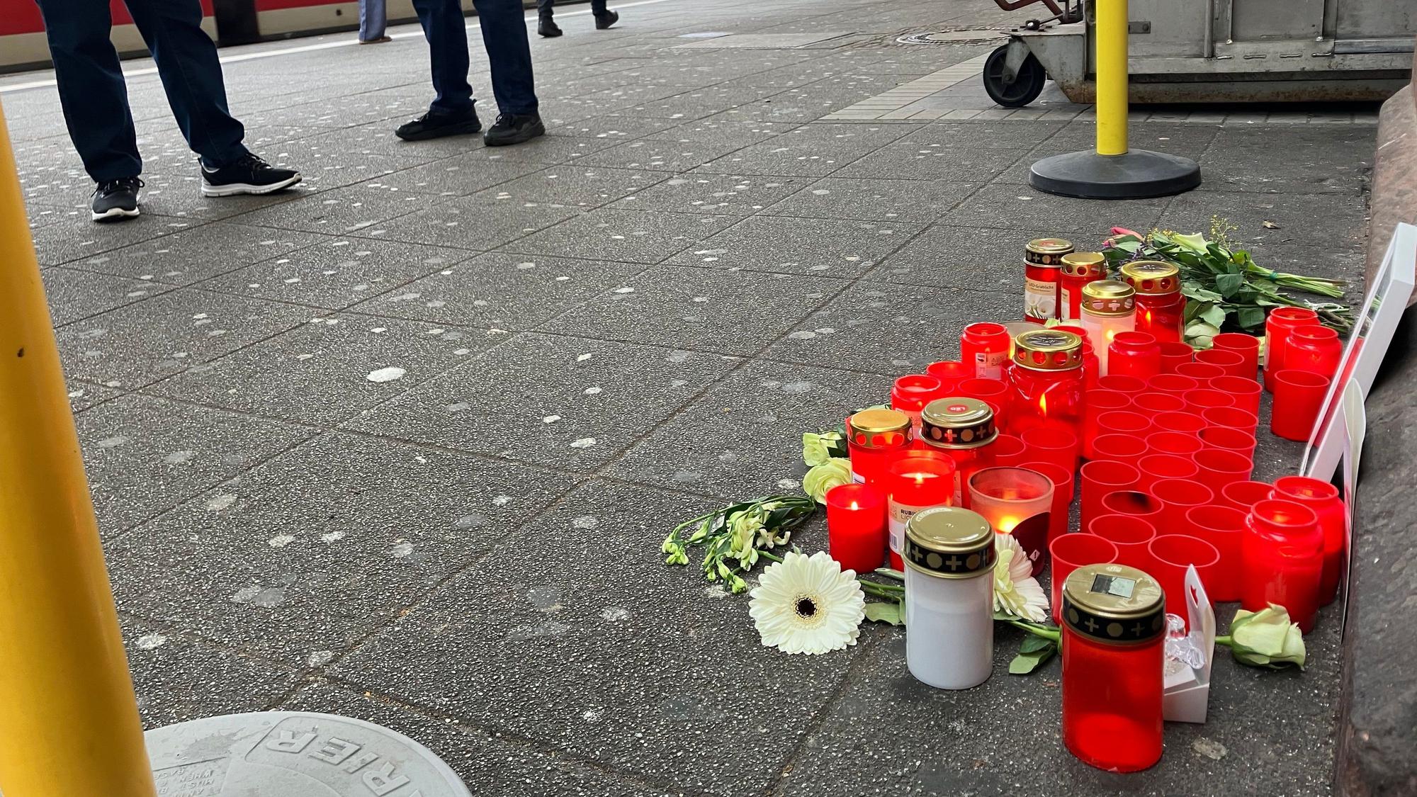 Am Bahnsteig an Gleis 1 im Hauptbahnhof liegen Blumen und stehen Grablichter im Gedenken an den getöteten Zugbegleiter. Zuletzt war Mannheim die Einsatzstelle des getöteten Serkan C.