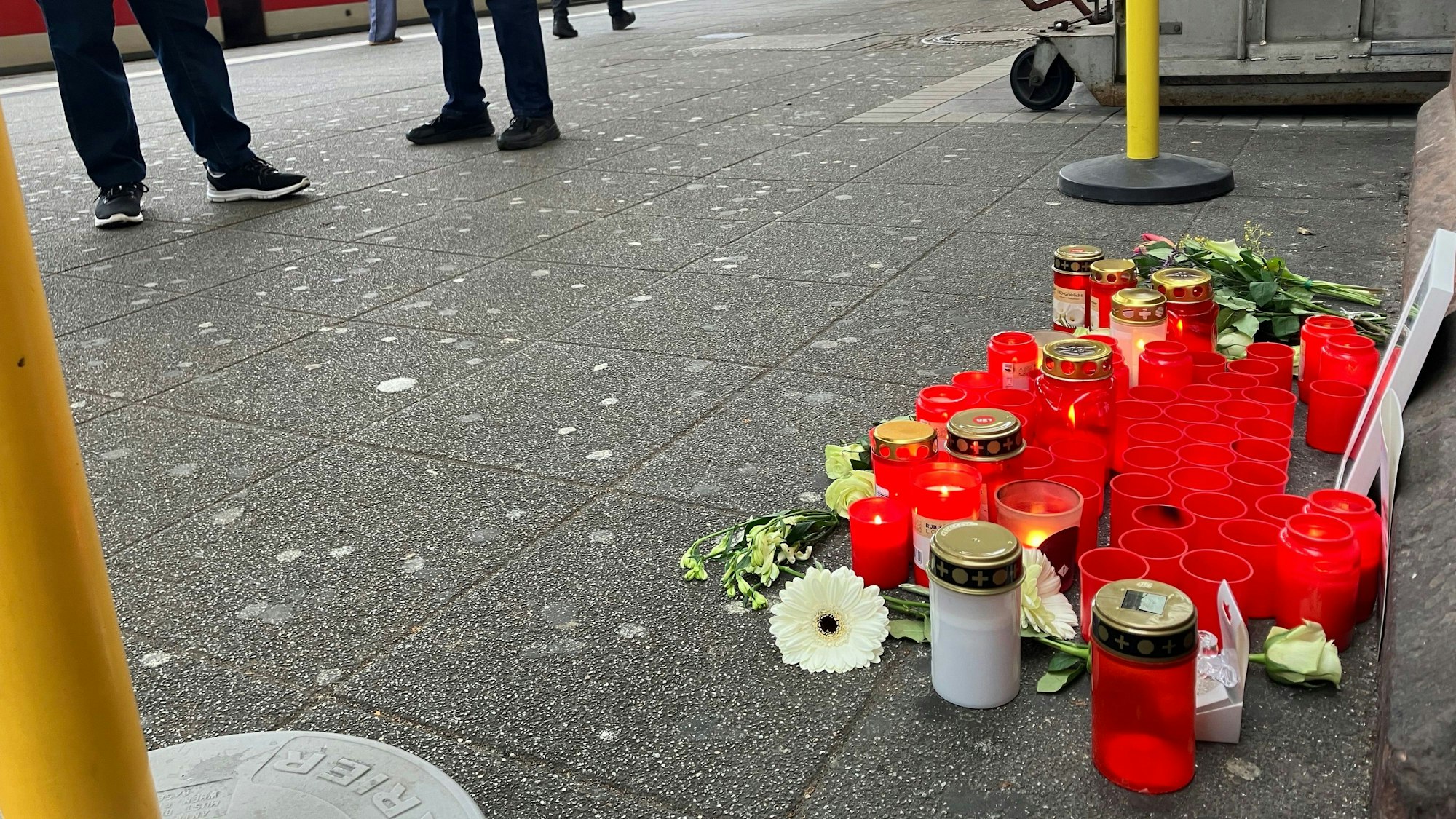 Am Bahnsteig an Gleis 1 im Hauptbahnhof liegen Blumen und stehen Grablichter im Gedenken an den getöteten Zugbegleiter. Zuletzt war Mannheim die Einsatzstelle des getöteten Serkan C.