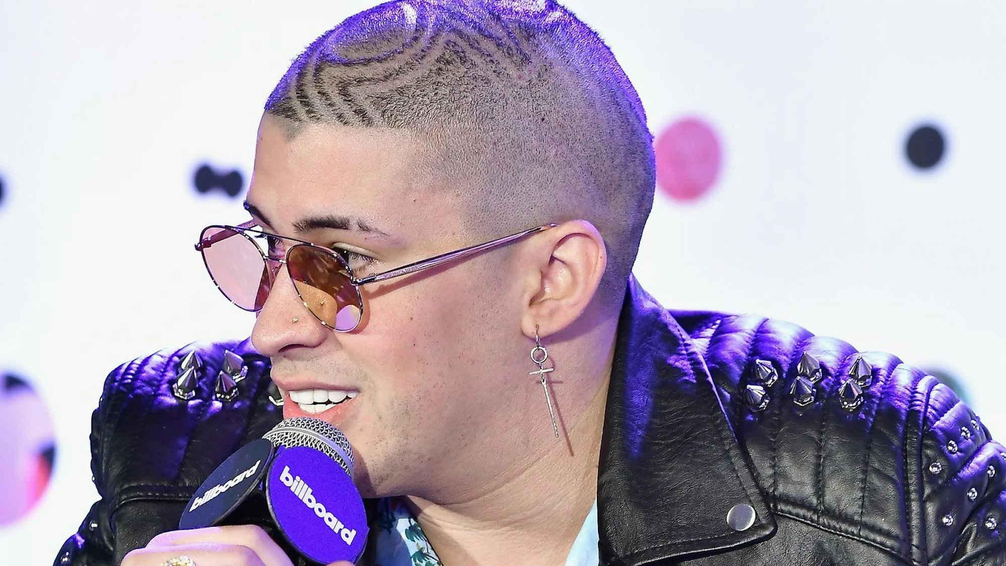 Der Musiker experimentiert gerne mit seinem Aussehen, trägt die Haare mal kurz, mal gefärbt oder mit einem bestimmten Muster. (Bild: 2017 Getty Images/Gustavo Caballero)