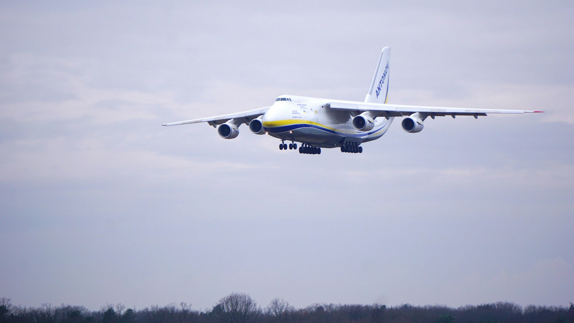 Antonov 124 im Landeanflug auf Köln/Bonn