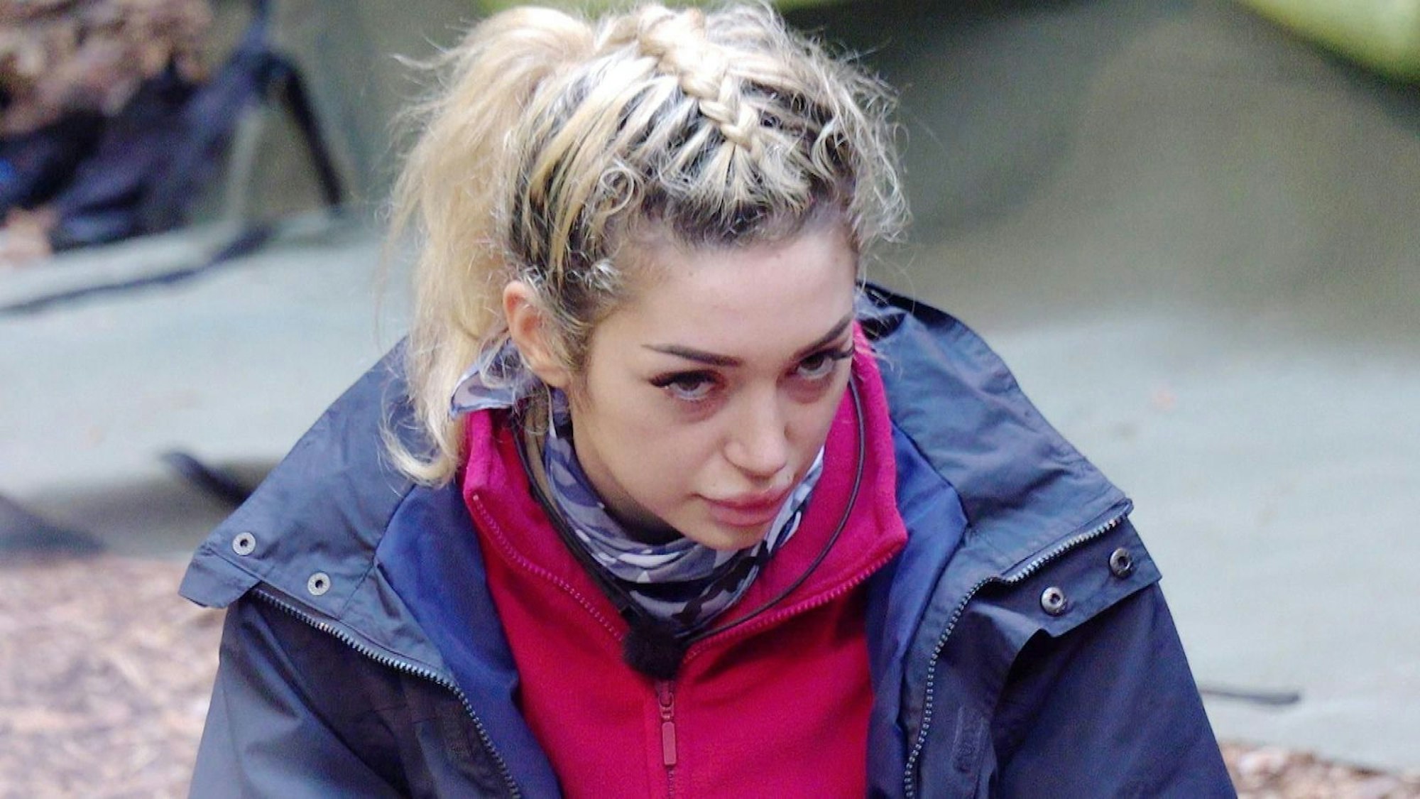 Dass sich Gil über die geglückte Dschungelprüfung freute, passte vor allem Simone und Ariel nicht. Sie hielt die Blitzheilung für Fake und fauchte: „Wen willst du eigentlich verar...?“ (Bild: RTL)