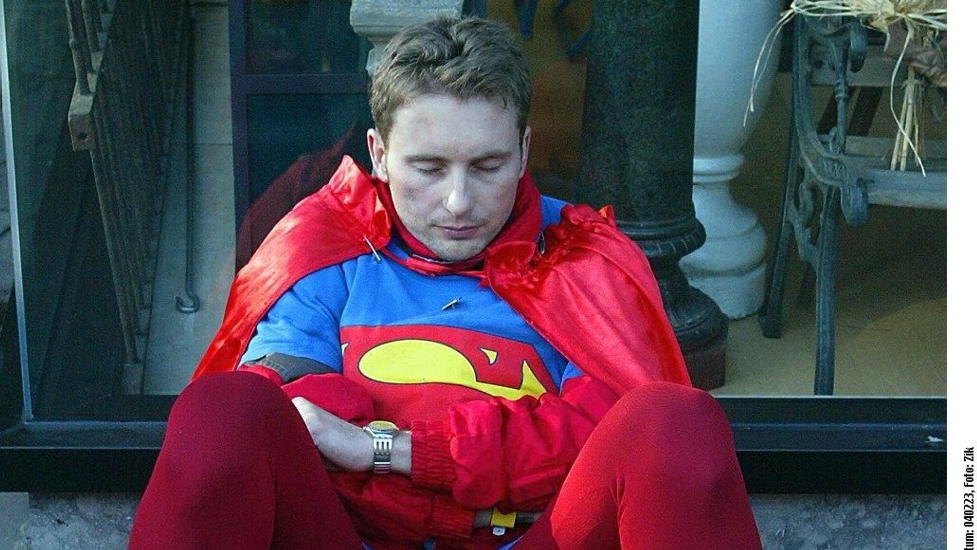 Schluss mit lustig: ein müder Superman am Rosenmontagszug