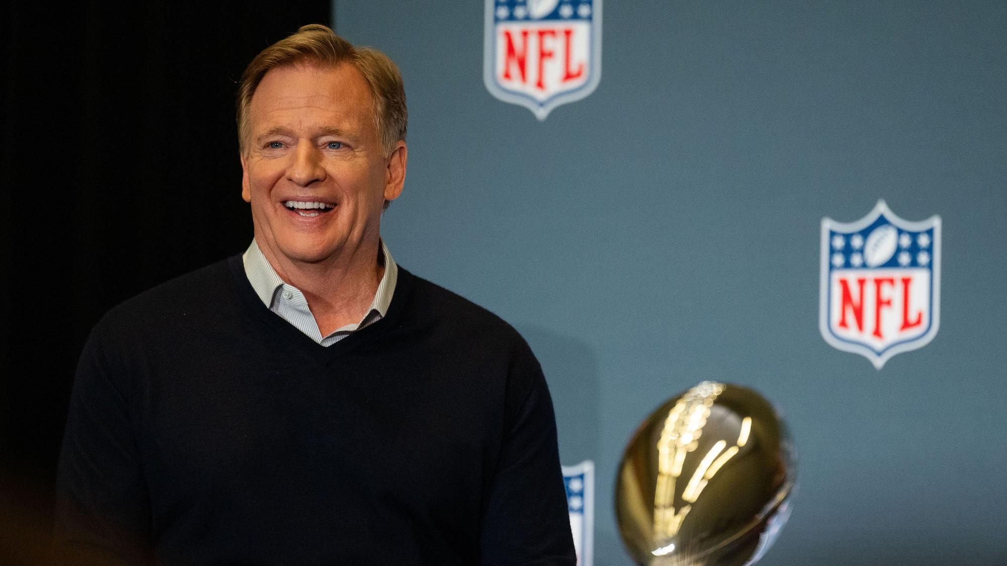 02.02.2026, USA, San Jose: American Football: Profiliga NFL, NFL-Boss Roger Goodell spricht auf einer Pressekonferenz vor dem Super Bowl LX zwischen den Seattle Seahawks und den New England Patriots. Foto: Maximilian Haupt/dpa +++ dpa-Bildfunk +++