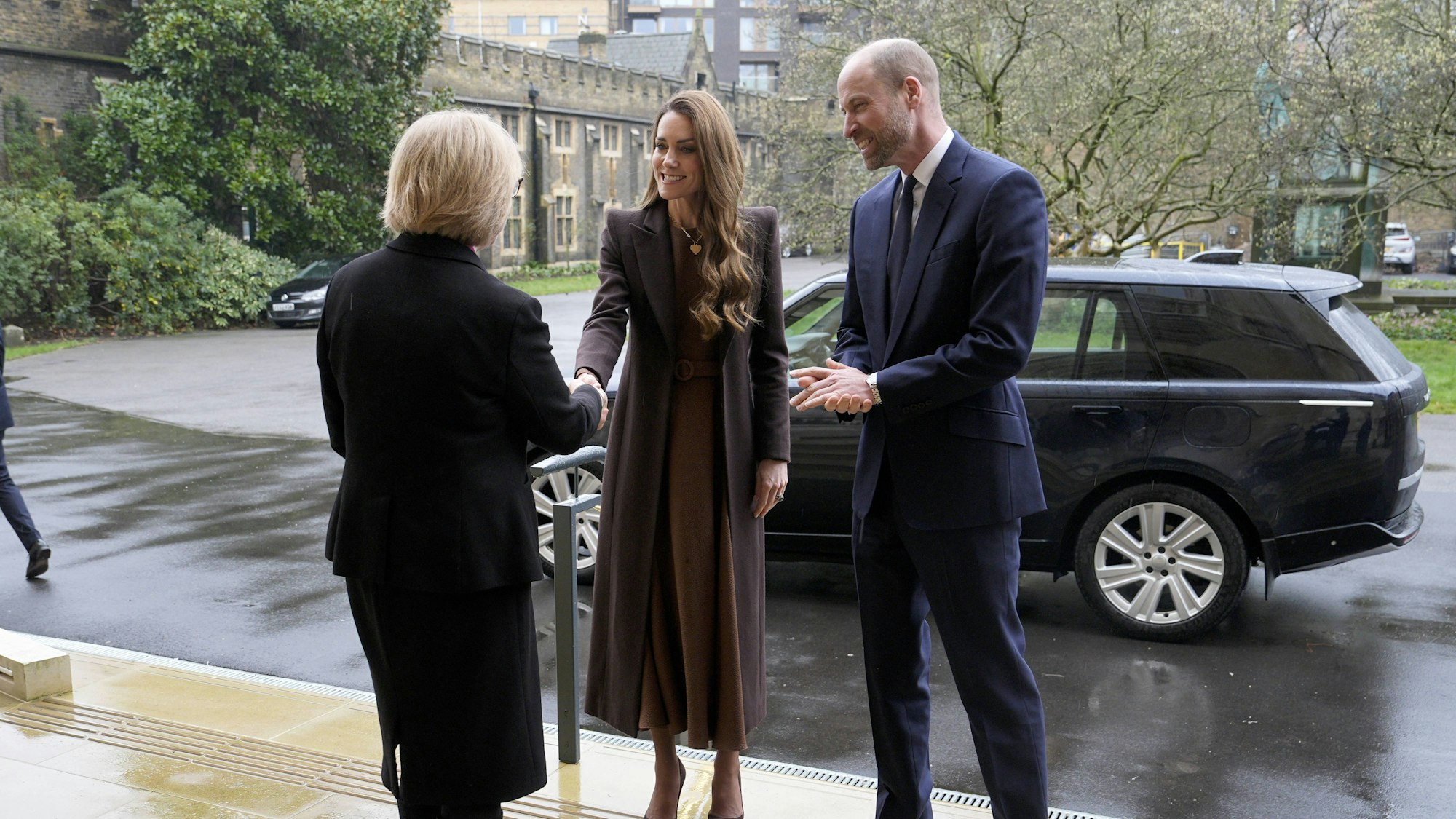 Prinz William, Prinzessin Kate & Dame Sarah Mullally machen Shakehands.