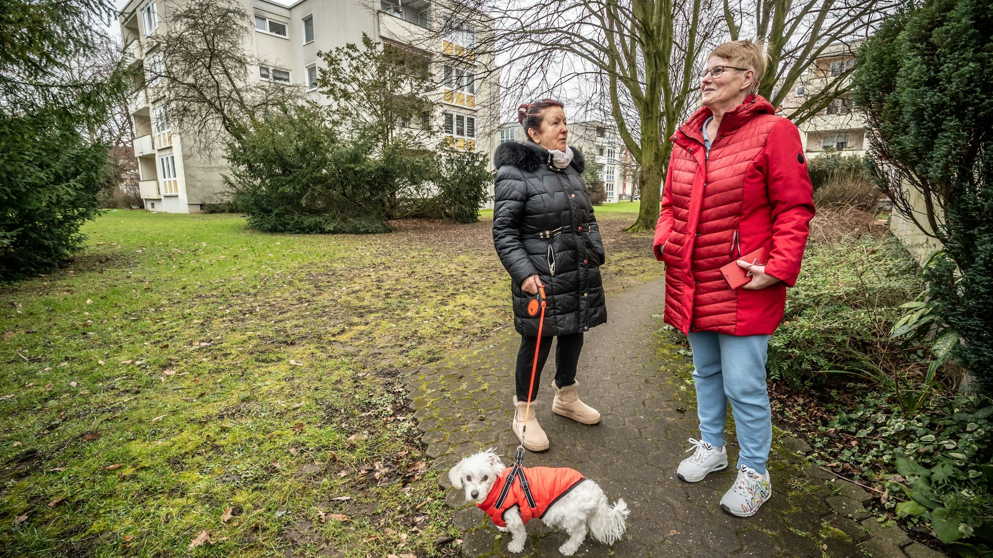 Monika Mosal und Manuela Bohley wohnen in den Sternhäusern und wollen in ihren Wohnungen bleiben. Die Sternhäuser in Rheindorf am Königsberger Platz sind dem Abbruch geweiht, wenn es nach der WGL geht. Bild: Ralf Krieger