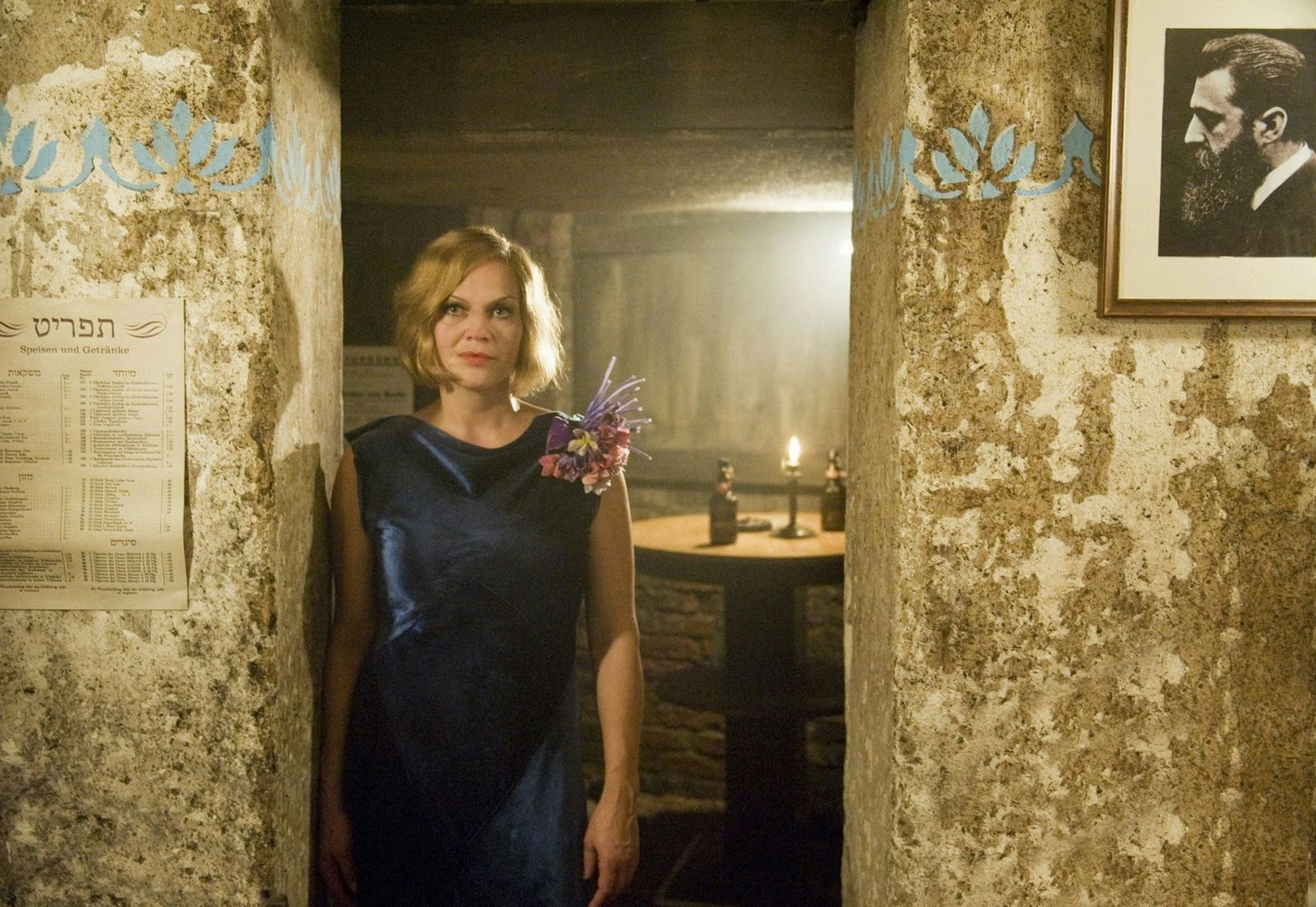 Liebe in schwierigen Zeiten: Die wohlhabende Sängerin Henny Dallgow (Anna Loos) verliebt sich während der aufkommenden Nazi-Zeit in einen jüdischen Reichstagsabgeordneten. (Bild: ZDF / ARD Degeto / UFA Filmproduktion / J. Terjung)