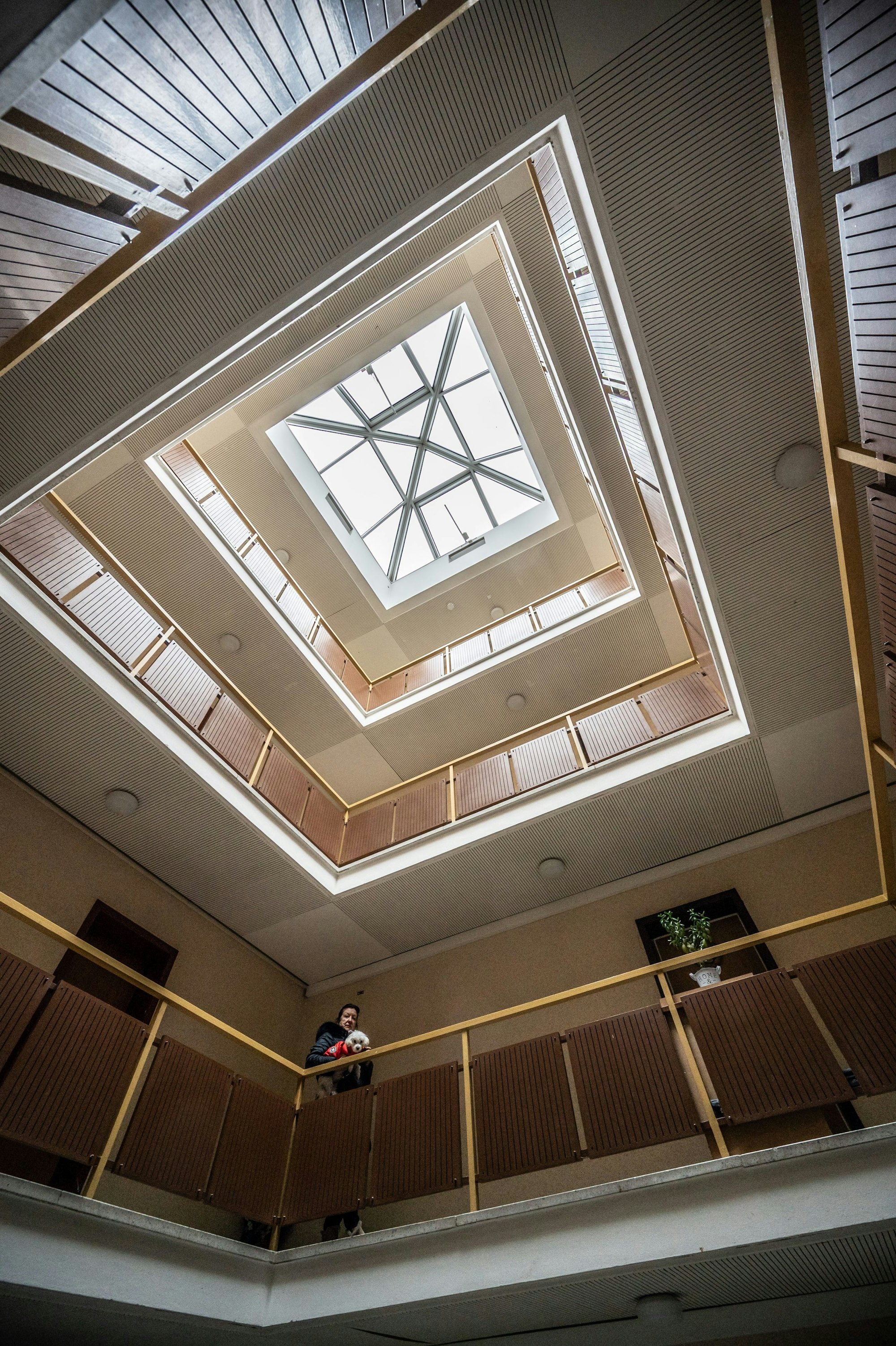 Das Atrium eines der Sternhäuser in Rheindorf am Königsberger Platz. Sie sind dem Abbruch geweiht, wenn es nach der WGL geht. Bild: Ralf Krieger