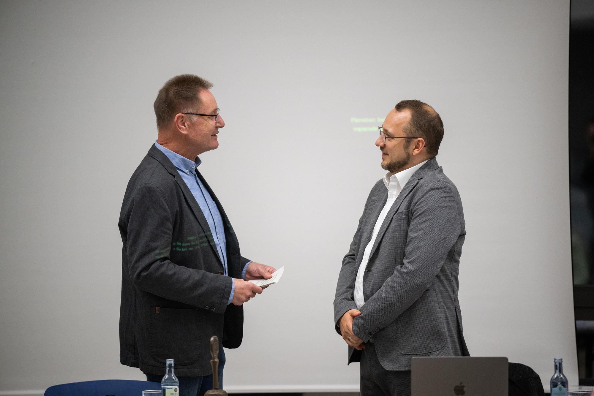 Bürgermeister Matthias Jedich (CDU, r.) wird vom dienstältesten Ratsmitglied, Jürgen Altwicker (CDU), vereidigt.