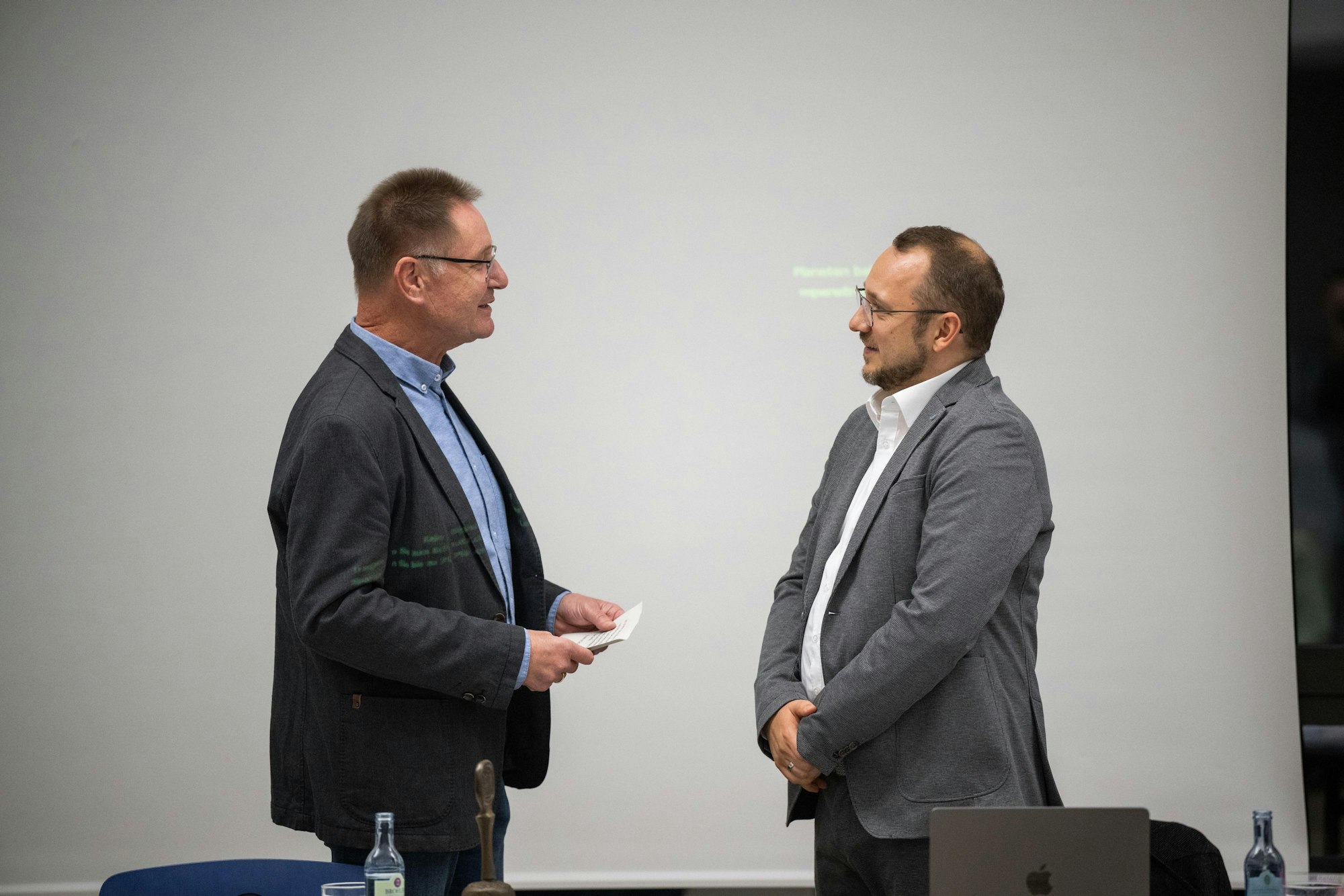 Bürgermeister Matthias Jedich (CDU, r.) wird vom dienstältesten Ratsmitglied, Jürgen Altwicker (CDU), vereidigt.