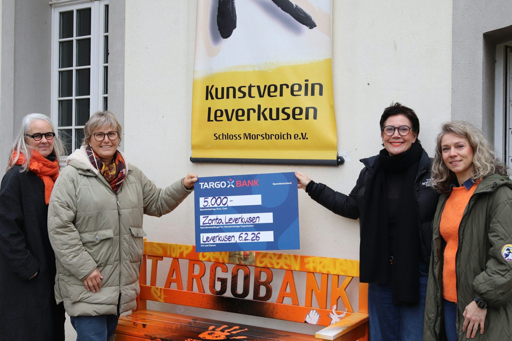 Vier Frauen um eine Bank