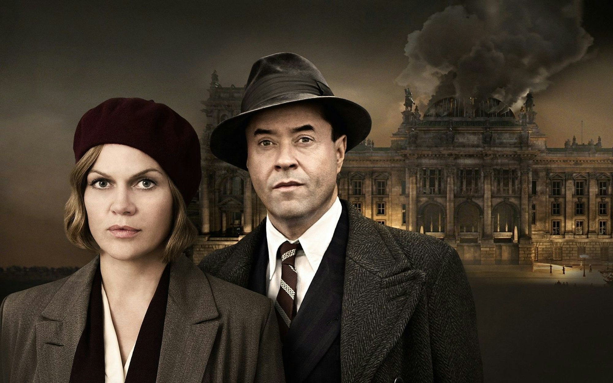 Historische Montage in „Nacht über Berlin“: Anna Loos und Jan Josef Liefers spielen die Barsängerin Henny Dallgow und den jüdischen Arzt Albert Goldmann, die sich im Berlin der frühen 30er-Jahre ineinander verlieben. (Bild: ZDF/ARD Degeto/UFA Filmproduktion/Dicks/Terjung)