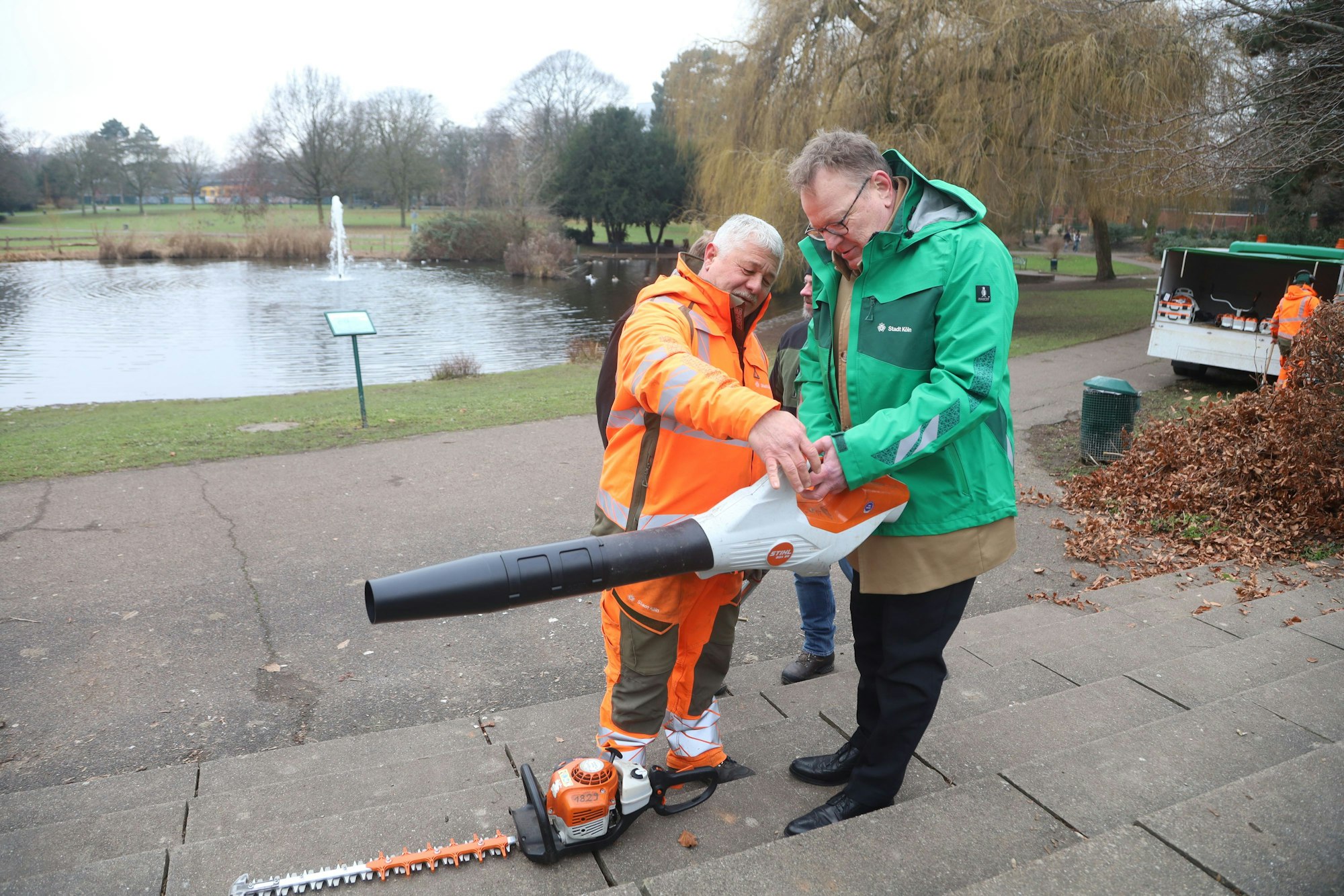 Bei seiner Aktionswoche „Ordnung und Sauberkeit in den Veedeln“ lässt sich Torsten Burmester den Umgang mit einem Laubbläser zeigen.