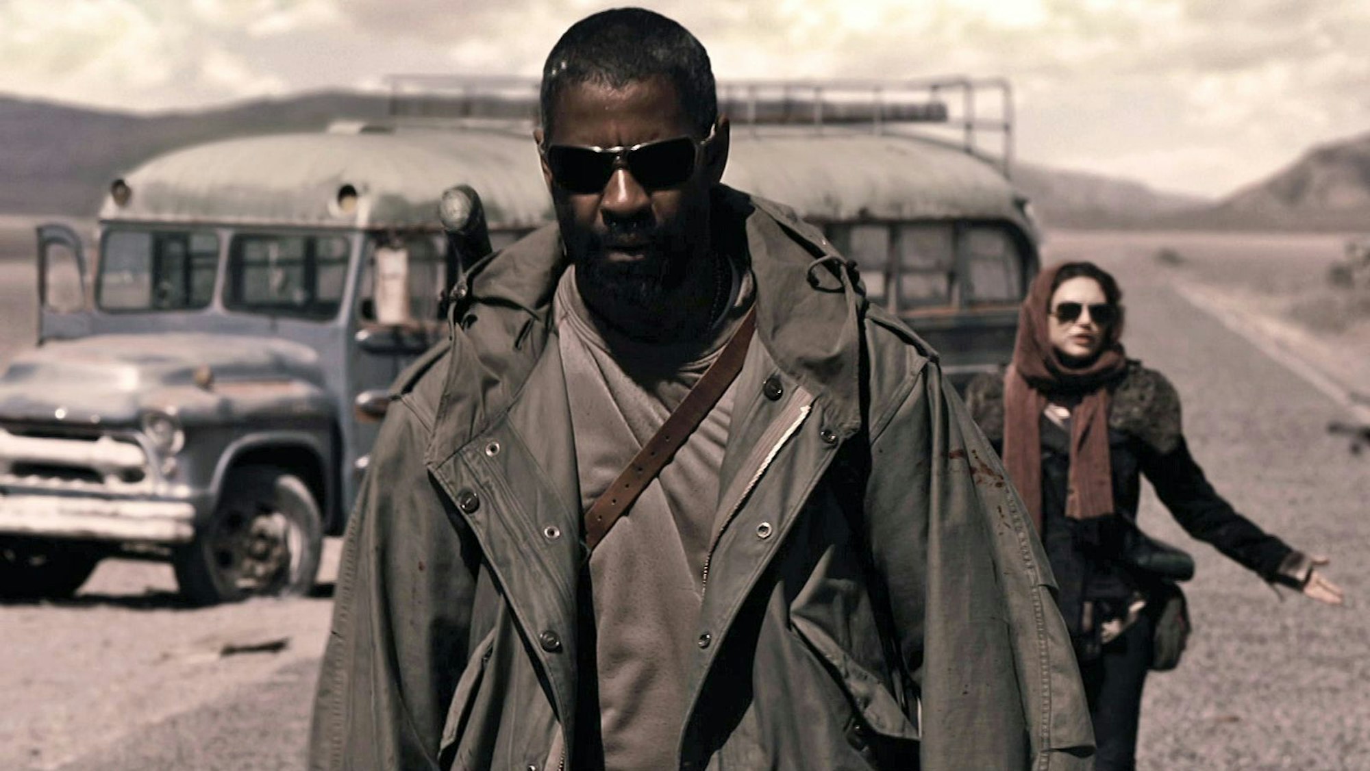 Als einer der wenigen menschlichen Überlebenden schlägt sich Eli (Denzel Washington) durch eine zerstörte Welt. (Bild: RTLZWEI)