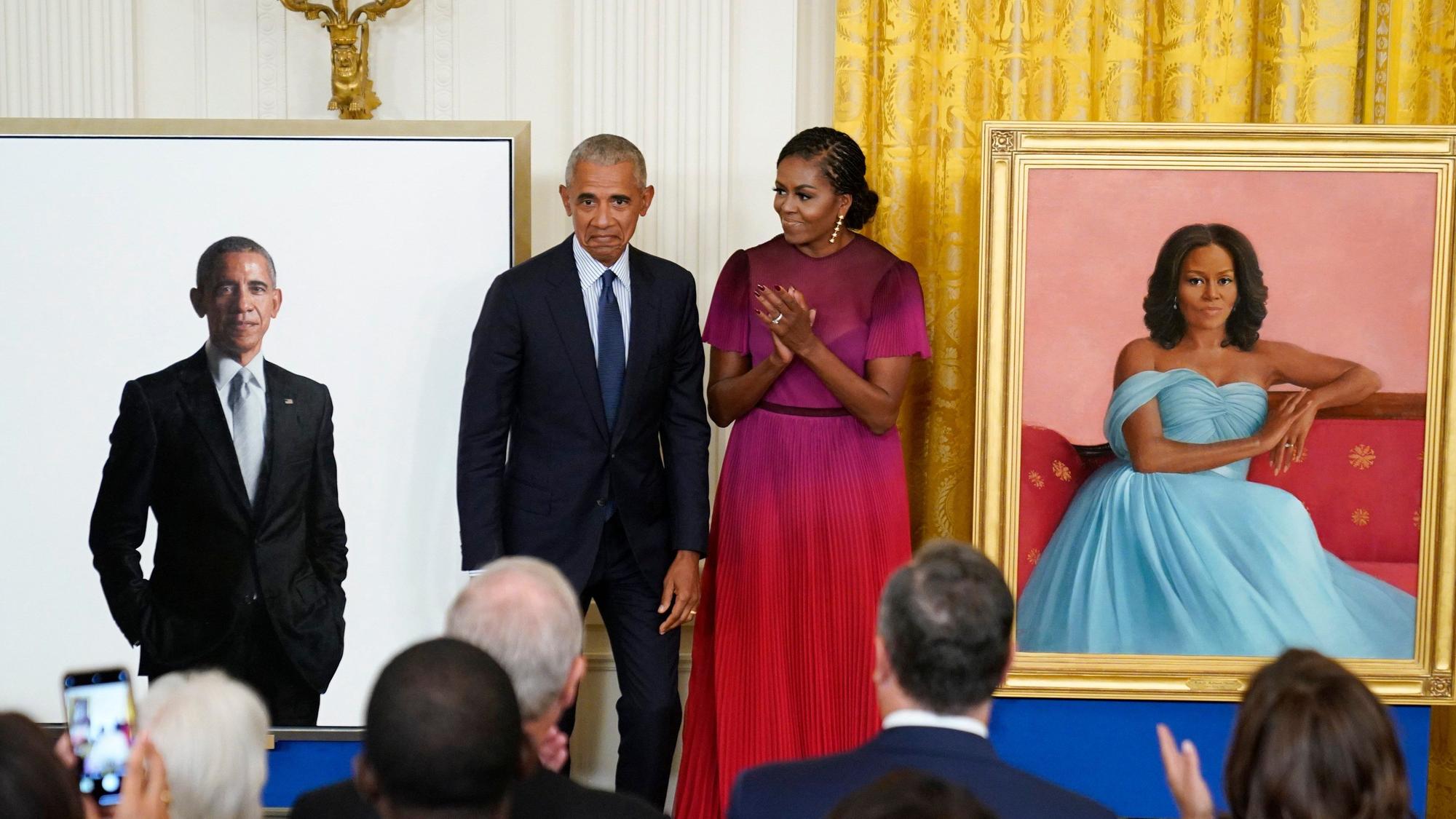 Barack Obama (Mitte l), ehemaliger Präsident der USA, und die ehemalige First Lady Michelle Obama (Mitte r) wurden in einem Video, das Donald Trump verbreitet hat, rassistisch dargestellt. (Archivbild)