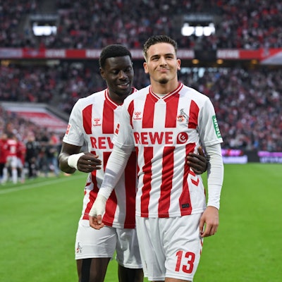 FC-Stürmer Ragnar Ache und Said El Mala jubeln nach einem Tor im Spiel gegen den FC Augsburg.