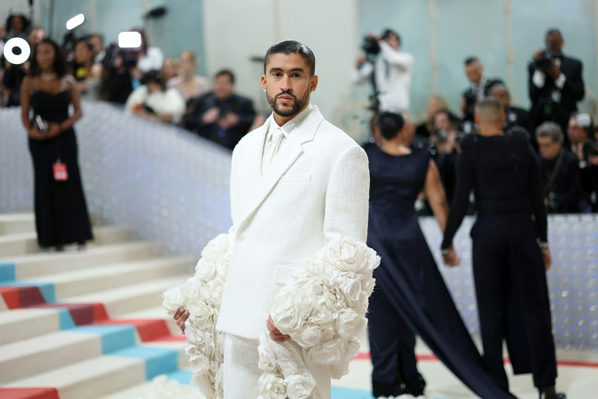 2023 stand die Met Gala unter dem Motto „Karl Lagerfeld: A Line Of Beauty“: Auch hier erschien Rapper Bad Bunny mit einem glamourösen Look. (Bild: 2023 Getty Images/Mike Coppola)