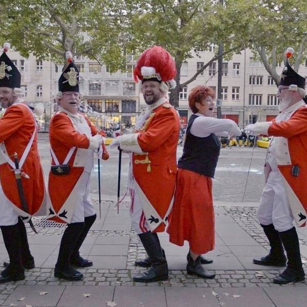 So wird richtig gewibbelt: Die Roten Funken mit Marita Köllner auf dem Neumarkt.