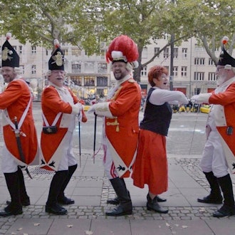 So wird richtig gewibbelt: Die Roten Funken mit Marita Köllner auf dem Neumarkt.